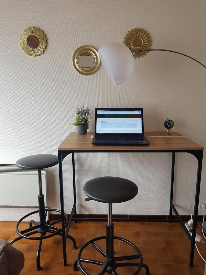 Appartement entier, Grand studio dans une résidence prive avec une cuisine et salle de bain séparé un parking gratuit et une magnifique vue sur les montagness in Marnaz, Région de Bonneville