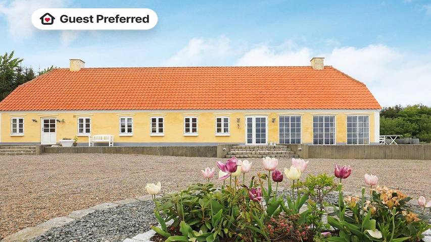 Ferieudlejning for 17 personer, med terrasse og jacuzzi samt sauna i Morsø