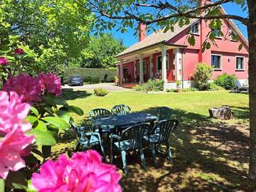 Location de vacances pour 6 personnes, avec piscine ainsi que vue et jardin à Tomiño