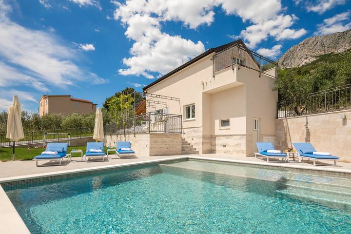 Villa pour 14 personnes, avec Balcon et Terrasse ainsi que Jardin et Piscine à Solin