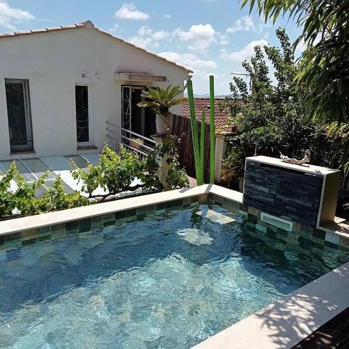 Gîte pour 2 personnes, avec piscine ainsi que vue et jardin à Carnoules