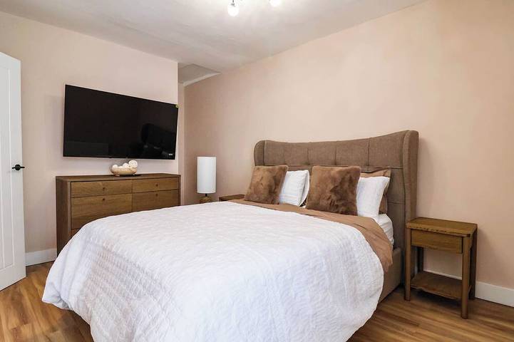 2 Makant Street, pet friendly, with hot tub in Manchester in Bolton, Greater Manchester