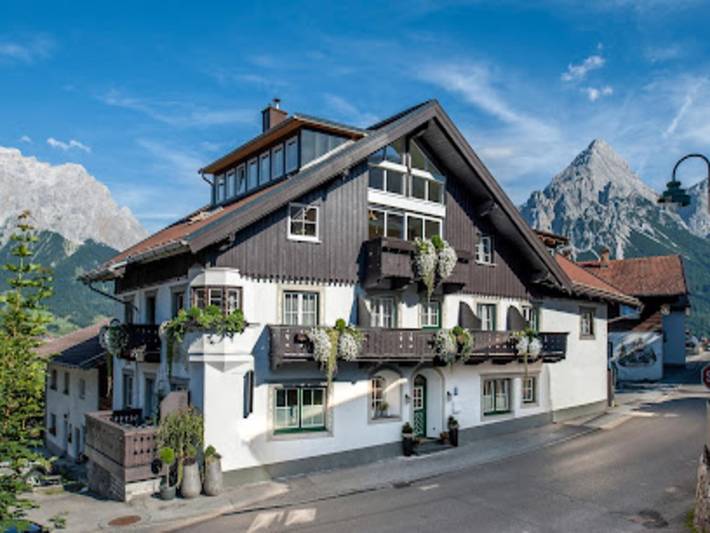 Vakantiewoning voor 7 personen, with Balkon and Whirlpool as well as Sauna in Lermoos