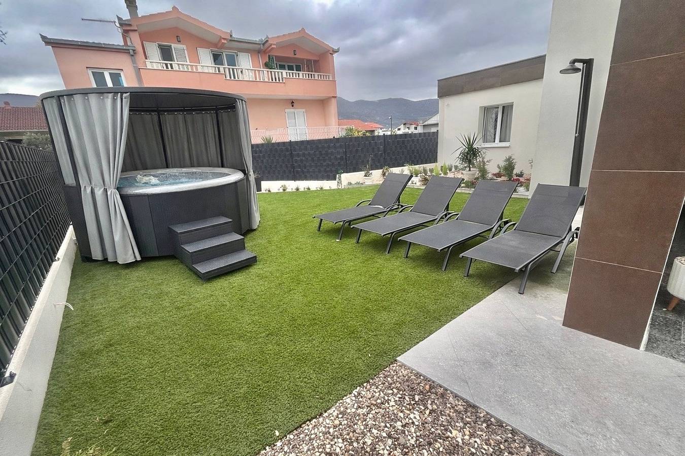 Entire apartment, Three bedroom apartment with terrace Kaštel Štafilić, Kaštela A-25136-a in Kastel Novi, Kaštela