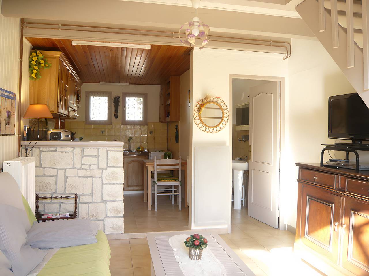 Studio entier, Studio « Le Petit Mas des Pins » avec piscine partagée, Wi-Fi et climatisation in Eygalières, Région d'Arles