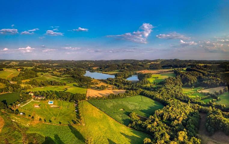 Gîte pour 4 personnes, avec vue sur le lac et piscine ainsi que vue et jardin, adapté aux familles à Lacam-d'Ourcet