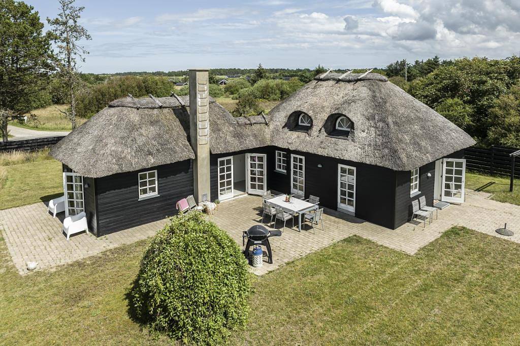 Idyllisches und topmodernes Ferienhaus mit Reetdach bei Tornby Strand in Hirtshals region, Tannisbucht
