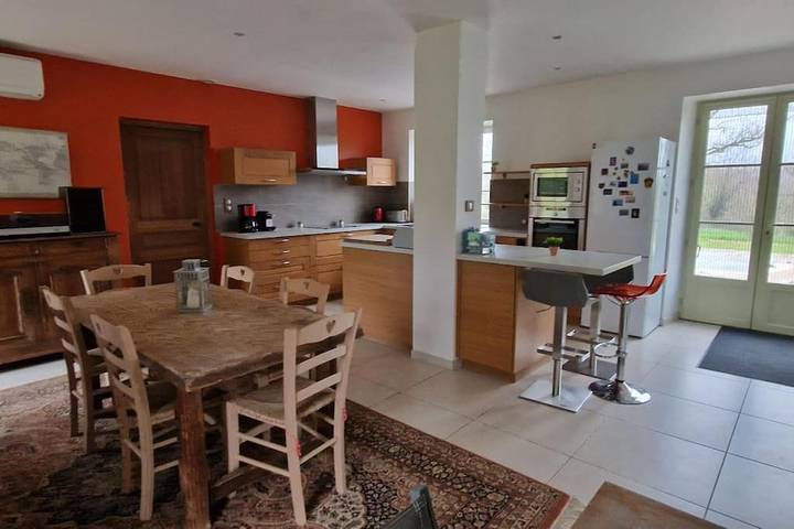 Location de vacances pour 7 personnes, avec jardin ainsi que vue et piscine à Lussac-les-Églises - 4