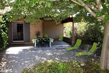Gîte pour 4 personnes, avec jardin ainsi que piscine et terrasse à Villedieu