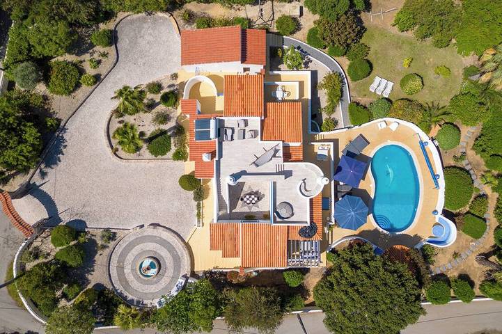 Schöne geräumige Villa mit privatem beheiztem Pool, Meer- und Bergblick in Carvoeiro, Faro Distrikt