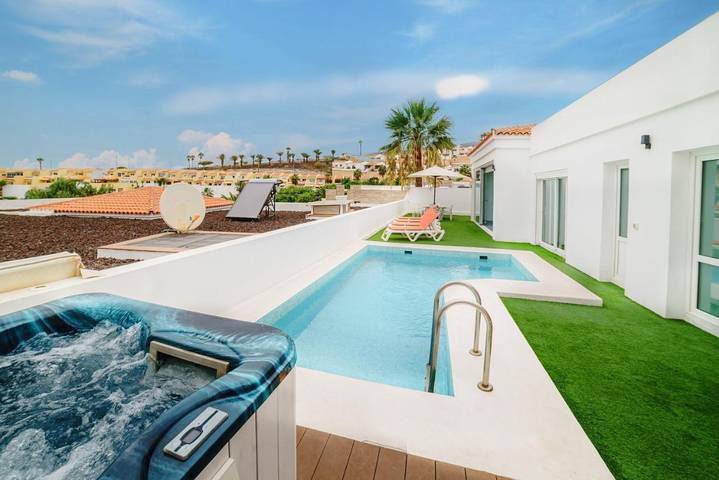 Villa für 7 Personen, mit Ausblick und Pool sowie Garten in Adeje