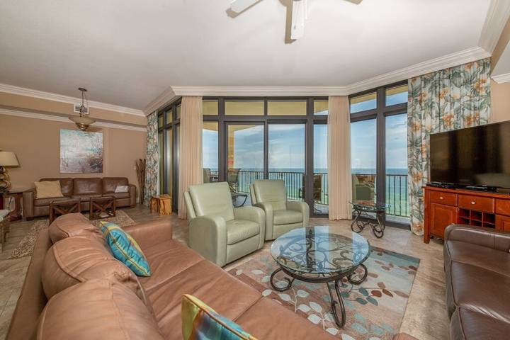 Vacation rental for 10 people, with sauna and pool as well as balcony and hot tub by Orange Beach