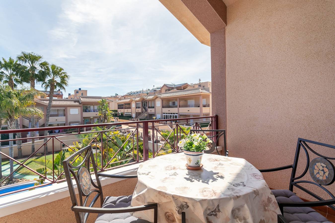 Entire apartment, Holiday Apartment with Sea View, Shared Pool & Jacuzzi, Terraces, Garden & Wi-Fi in Santa Pola, Costa Blanca