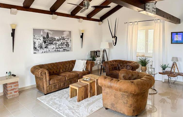 Amplio apartamento a 2 km de la playa: 1 dormitorio, con piscina, terraza y aparcamiento in Supetar, Brac