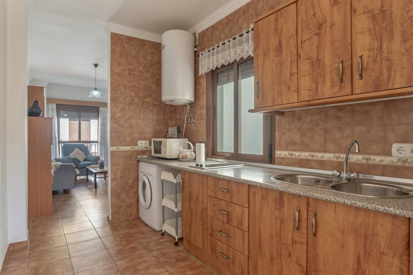 Apartamento entero, Apartamento 'Sierra Del Hacho Ático' con vistas a la montaña, terraza privada y aire acondicionado in Montejaque, Provincia de Málaga