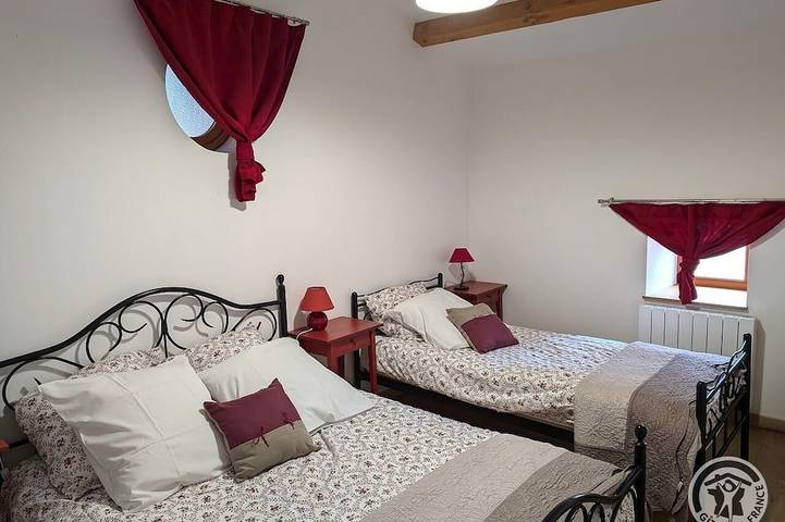 Location de vacances pour 9 personnes à Montrottier - 2