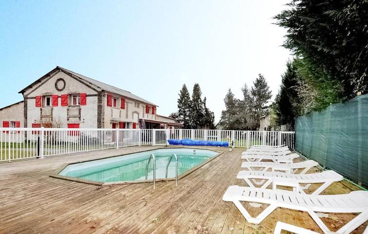 Location de vacances pour 14 personnes, avec Terrasse et Piscine dans Le Fraysse