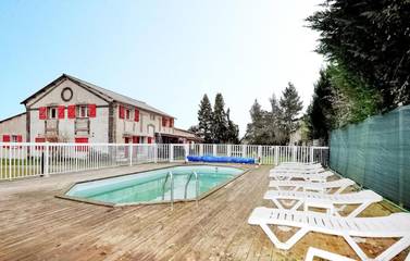 Gîte pour 14 personnes, avec piscine et terrasse, animaux acceptés dans Le Fraysse