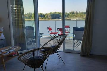 Appartement de vacances pour 6 personnes, avec terrasse ainsi que vue et vue sur le lac dans Parc Spirou Provence