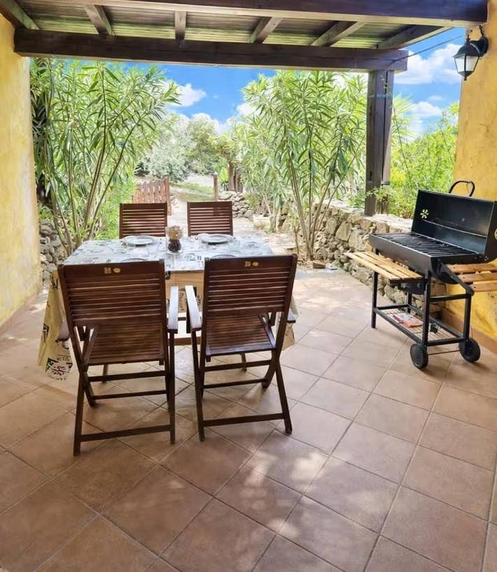 Gîte pour 6 personnes, avec terrasse ainsi que jardin et piscine dans Sole Ruiu