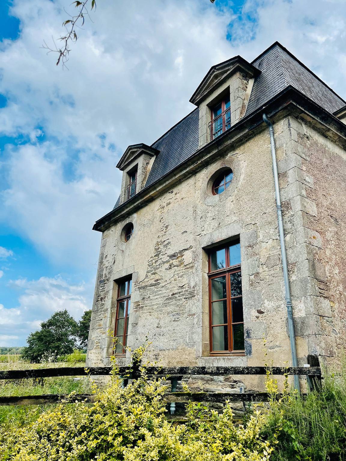 Holiday Home 'Le Crévy - Le Chateau - 8 Pers' with Private Terrace, Shared Garden and Wi-Fi in La Chapelle-Caro, Vannes region