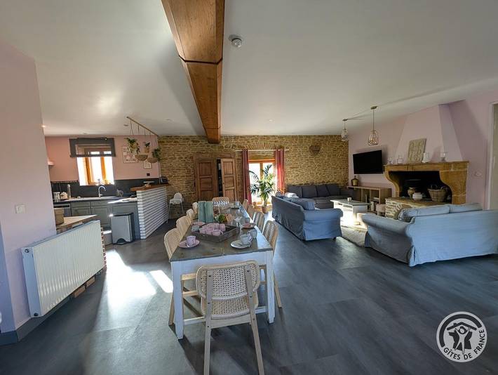 Gîte pour 29 personnes, avec Terrasse ainsi que Jardin et Piscine à Moire
