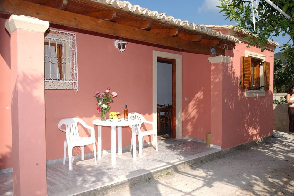 Lovely 2 bedroom cottage just a two minute walk from the beach in Agios Gordios, Korfu