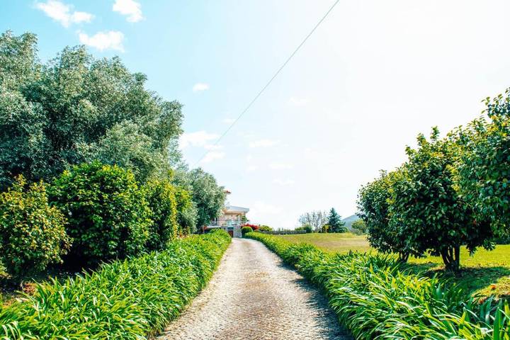 Location de vacances pour 12 personnes, avec jardin ainsi que vue et piscine dans Venade - 2