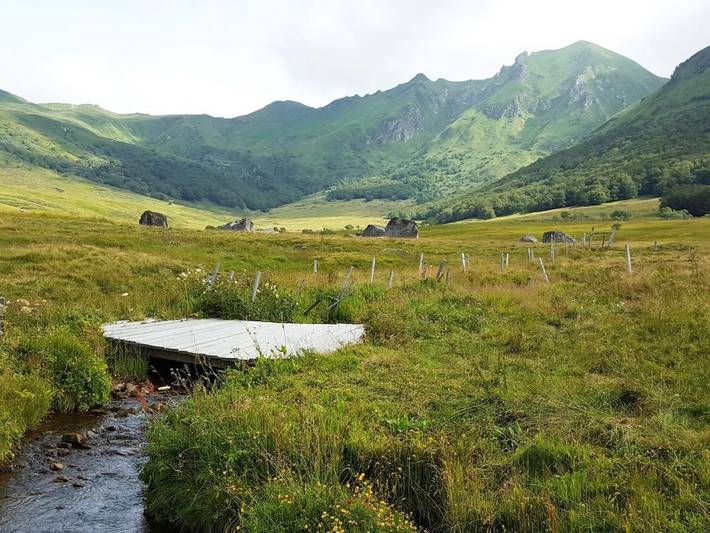 Location de vacances pour 4 personnes, avec vue sur le lac ainsi que vue et jardin, adapté aux familles à Chambon-sur-Lac - 2