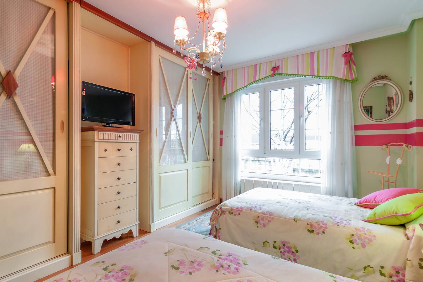 'Alojamientos Marte Habitación 1' con terraza y jardín compartidos in Torrelavega, Costa de Cantabria