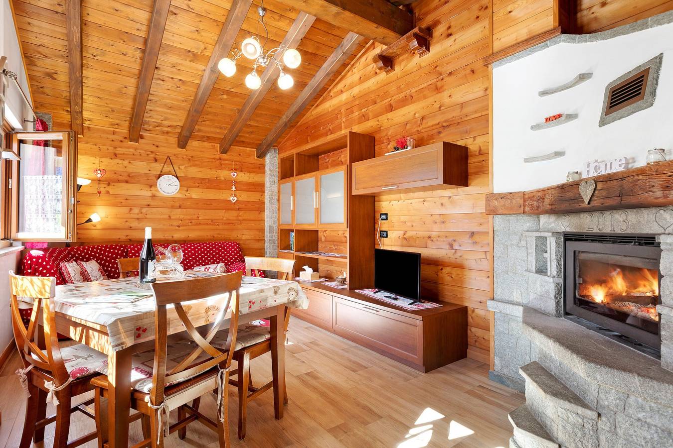 Chalet 'Maison Du Coeur - Bien-être' con vistas a la montaña, terraza privada y Wi-Fi in Challand-Saint-Anselme, Alpes del Valais
