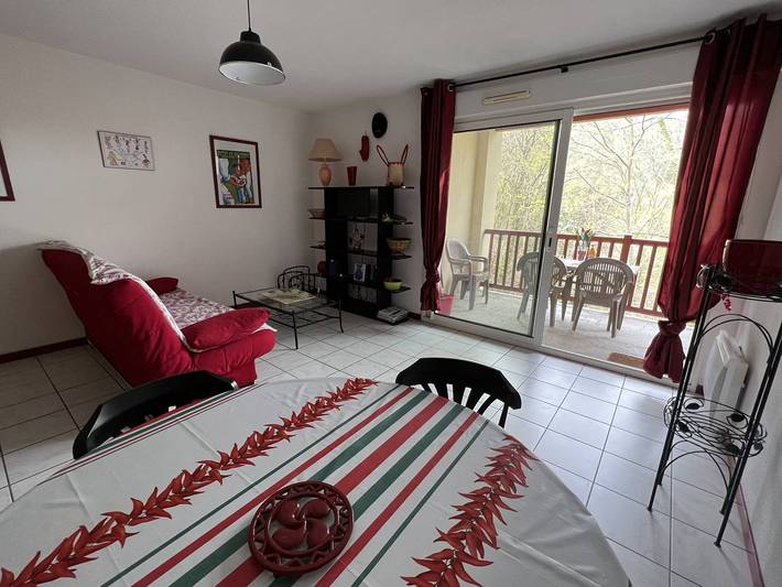 Entire apartment, Calm T2 Apartment with Terrace and Parking - Sleeps 3 in Cambo-les-Bains, Bayonne region