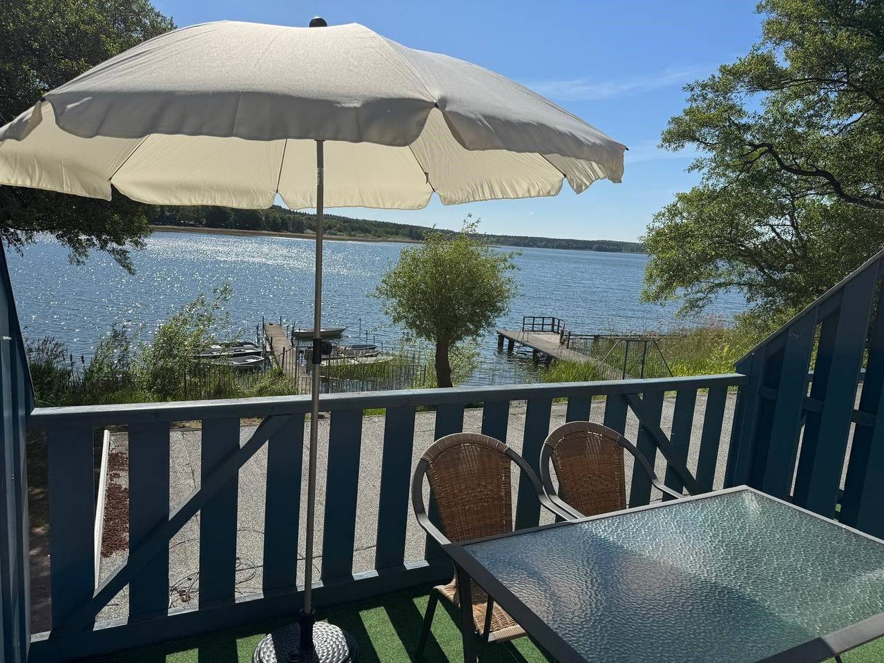 Ganze Ferienwohnung, Ferienwohnung im Landschaftsschutzgebiet, mit Dachzimmer und Terrasse zum See mit hauseigenem Bade-Steg in Neukloster, Nordwestmecklenburg (Wismar und Umgebung)