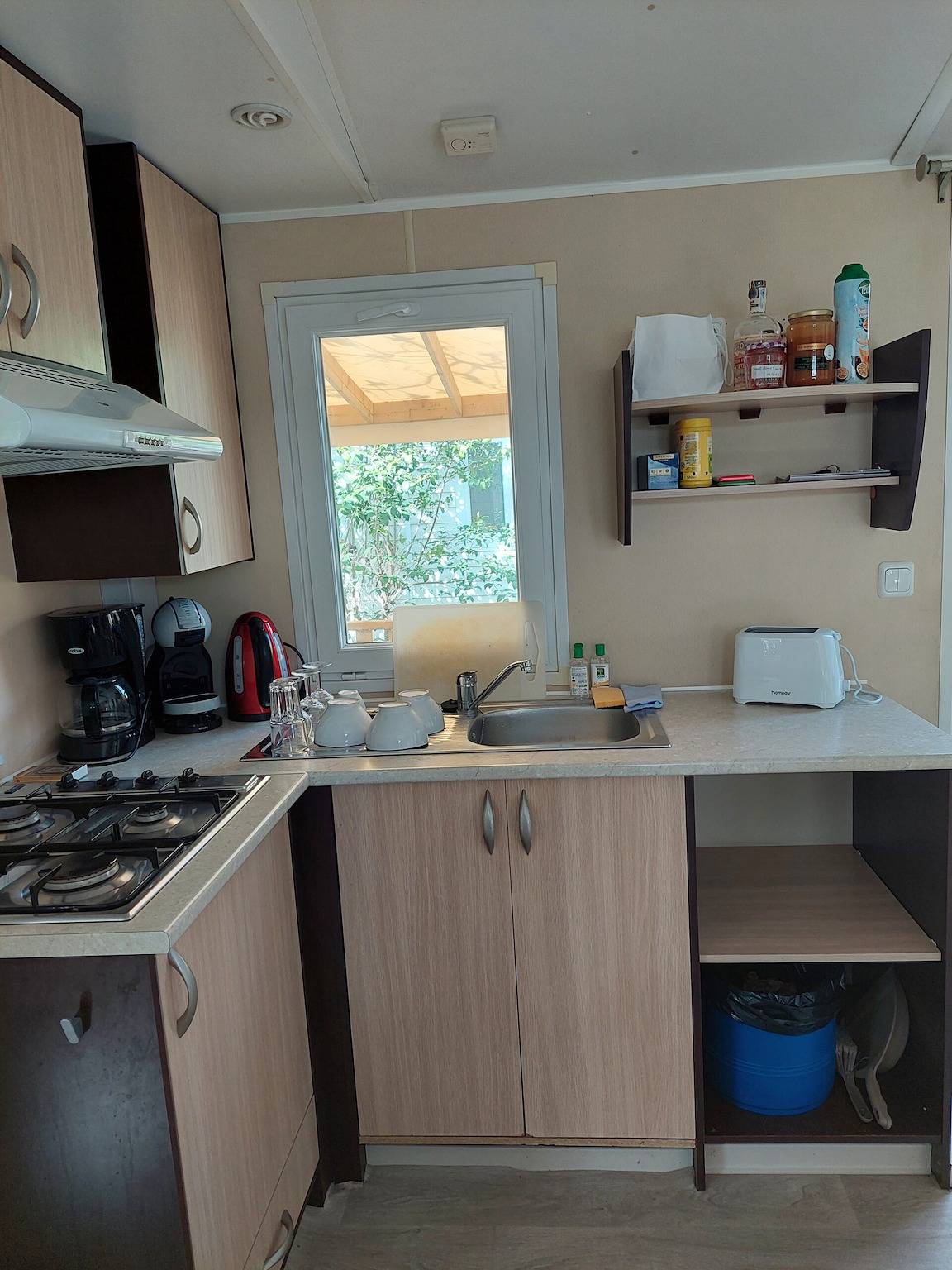 Mobile Home 'Le 154 Aux Iscles' with Shared Pool, Private Terrace and Air Conditioning in La Roque-d'Anthéron, Aix-en-Provence region