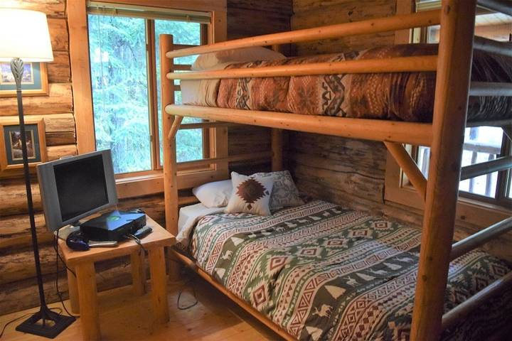 Log cabin for 6 people, with pets in Mount Rainier National Park