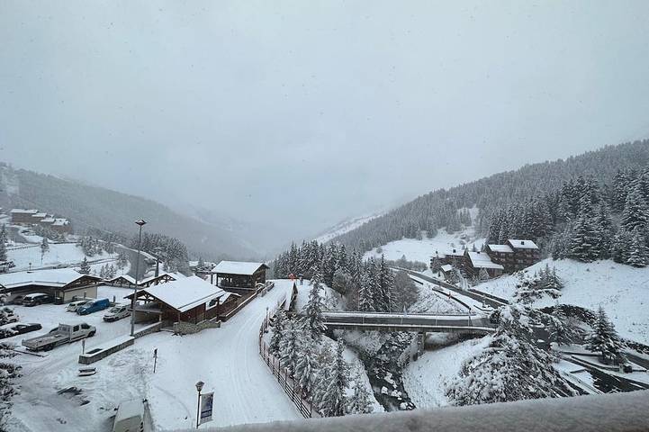 Ganze Wohnung, Gemütliches Studio, Ski-in/Ski-out, nahe Zentrum, privater Balkon in Méribel-Mottaret, Les Allues