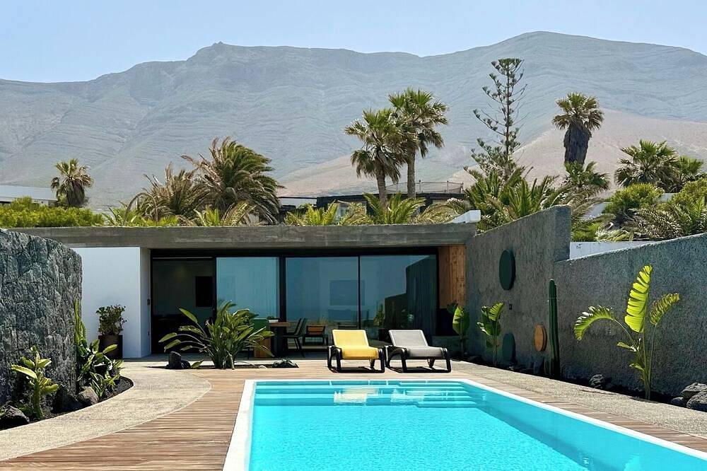 Canaryislandshost I Oliva in Famara Beach, Teguise