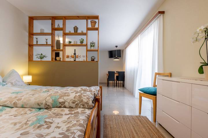 Ferienwohnung für 2 Personen, mit Balkon und Terrasse sowie Garten und Ausblick in Visperterminen