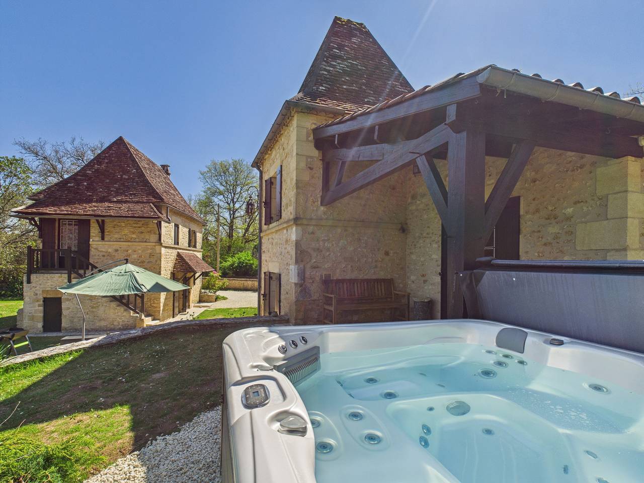 Jolie maison avec jacuzzi pour 8 personnes in Mauzens-et-Miremont, Périgord Blanc