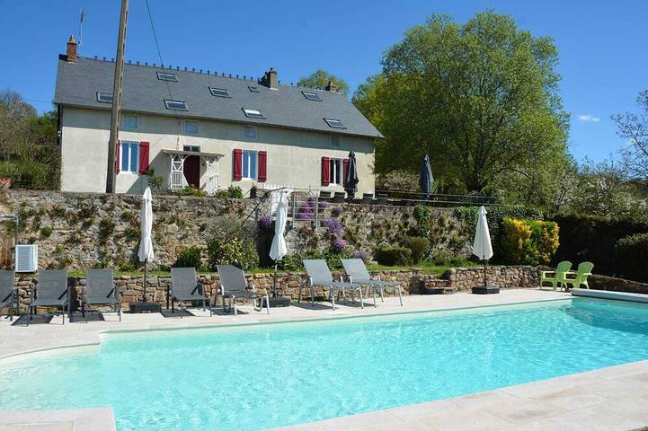 Gîte pour 14 personnes, avec jardin à Saint-Symphorien-de-Marmagne