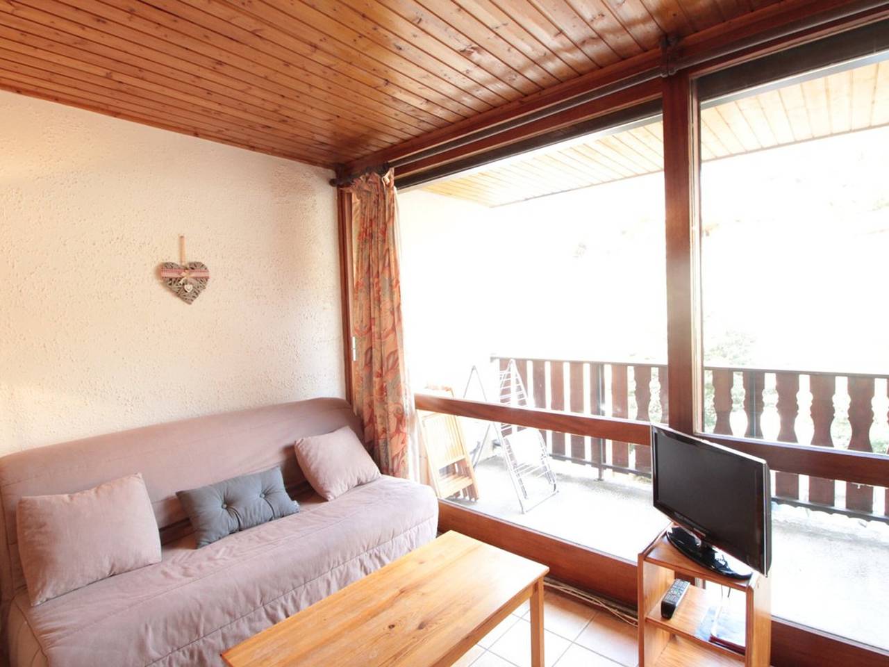 Studio entier, Studio 4 pers, centre village, 450m télécabine, balcon, casier à skis, animaux acceptés in Les Carroz, Arâches-la-Frasse