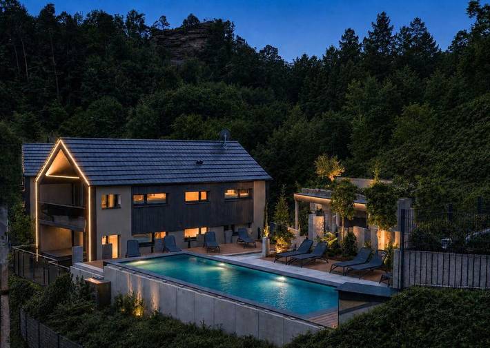 Villa für 6 Personen, mit Balkon und Terrasse sowie Whirlpool und Garten in Dahn