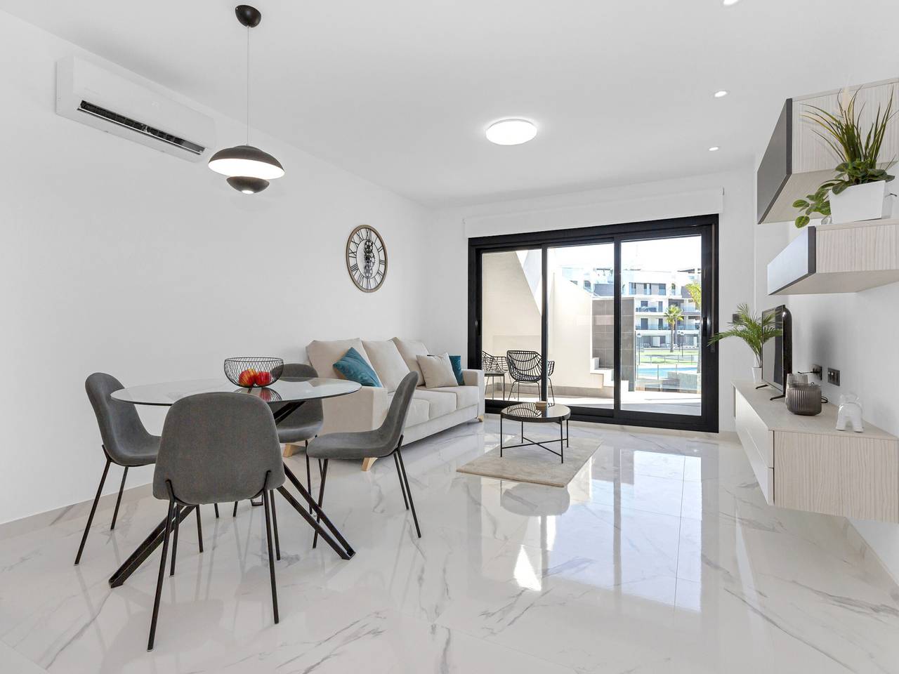 Geheel appartement, New penthouse in Guardamar with pool and air conditioning in Playa Moncayo, Guardamar del Segura