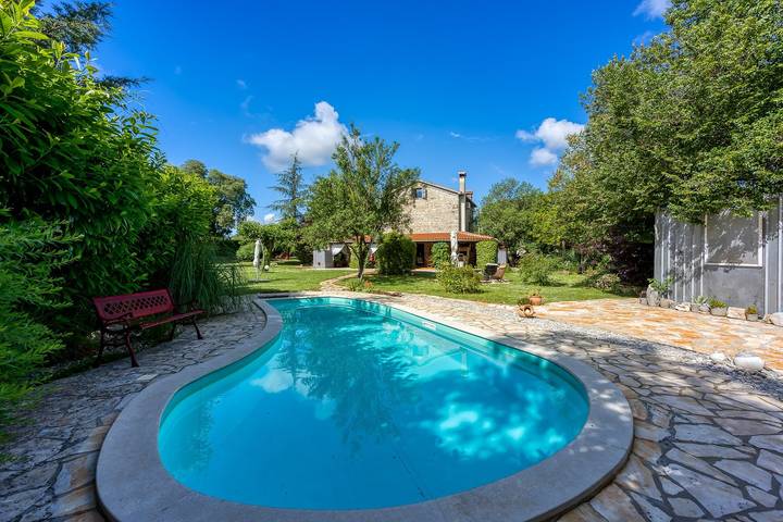 Ferienhaus für 6 Personen, mit Balkon/Terrasse und Garten sowie Pool in Medaki