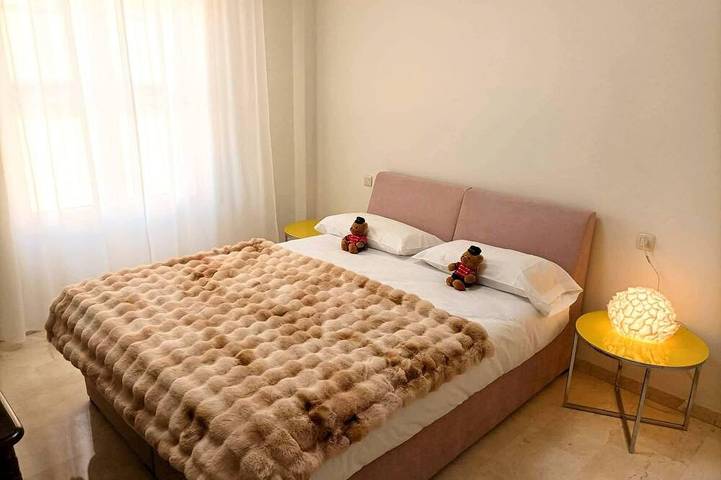 Ganze Wohnung, Spacious Apartment for 6 with Private Parking Near Granada in La Zubia, Granada Provinz