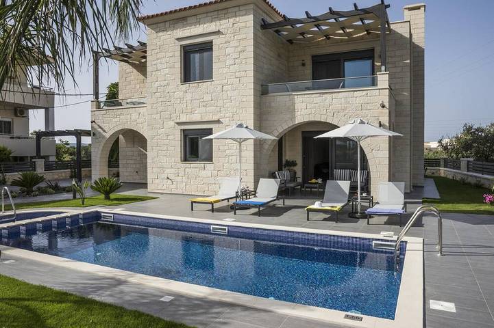 Villa for 8 people, with balcony and garden as well as hot tub in Almyrida