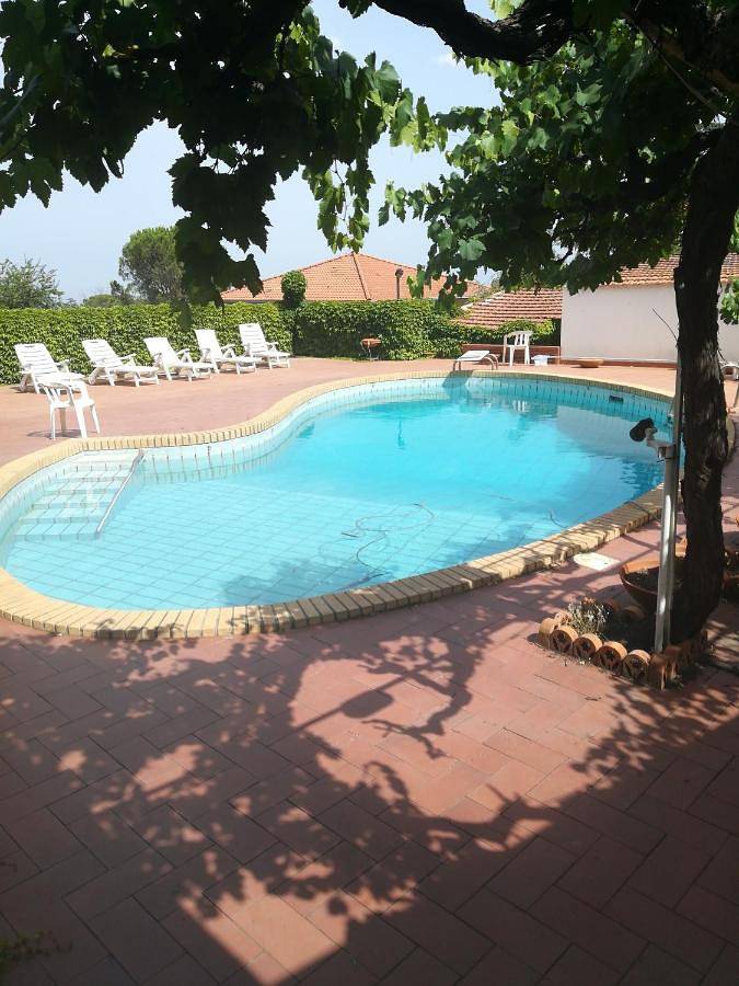 Appartamento per 2 persone, con terrazza e giardino nonché piscina, con animali domestici in Mascalucia