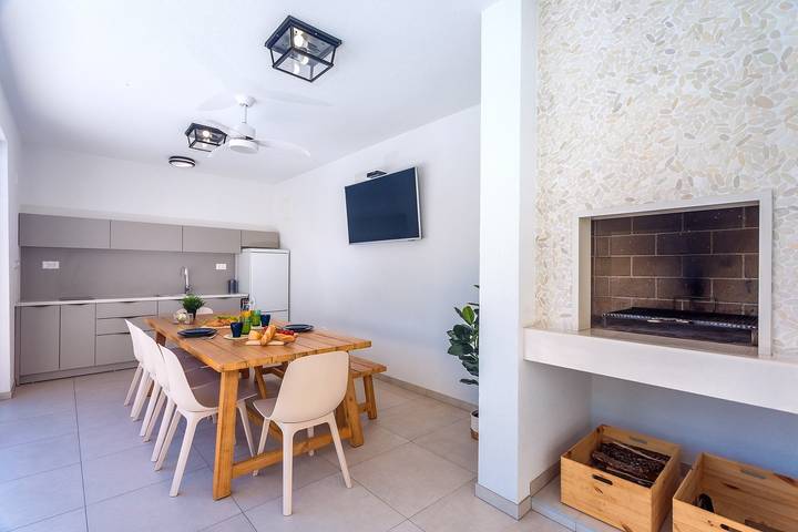Villa Almic with heated pool, 5 bedrooms, Media room,multi-use playground court in Naklice, Omiš-Riviera