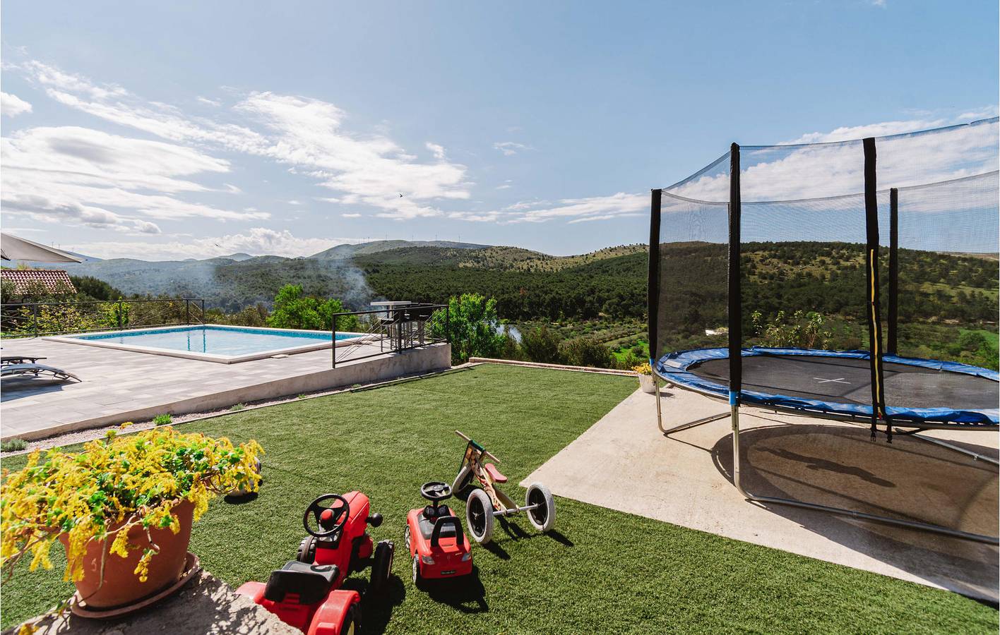 Modernes Apartment mit Pool, Parkplatz, Terrasse & WiFi in Šibenik-Knin