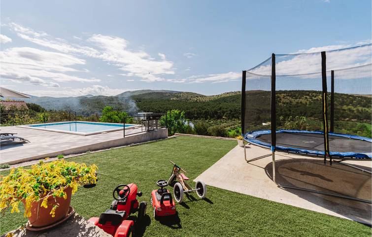 Modernes Apartment mit Pool, Parkplatz, Terrasse & WiFi in Šibenik-Knin